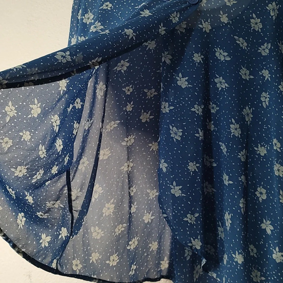 Torrid Blue and White Sleeveless Floral Top Size 2 - Picture 5 of 5